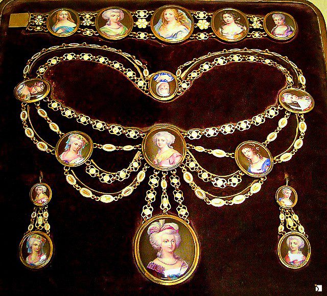 Renaissance on sale pendant necklace