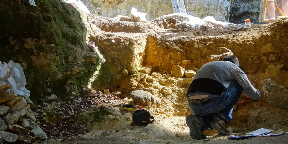 42,000-year-old Shell Jewelry Workshop Discovered in France