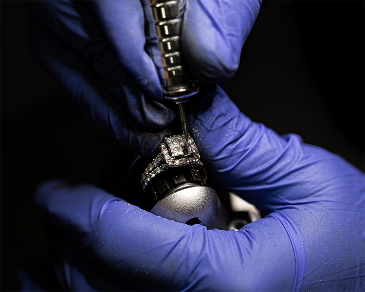 Master Jeweler Grooving Invisible Setting for Diamond Ring